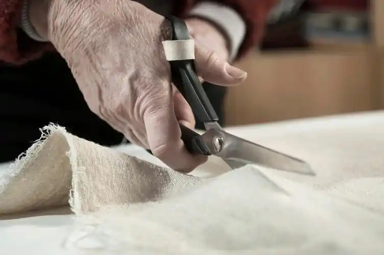 Manual cutting Manual cutting